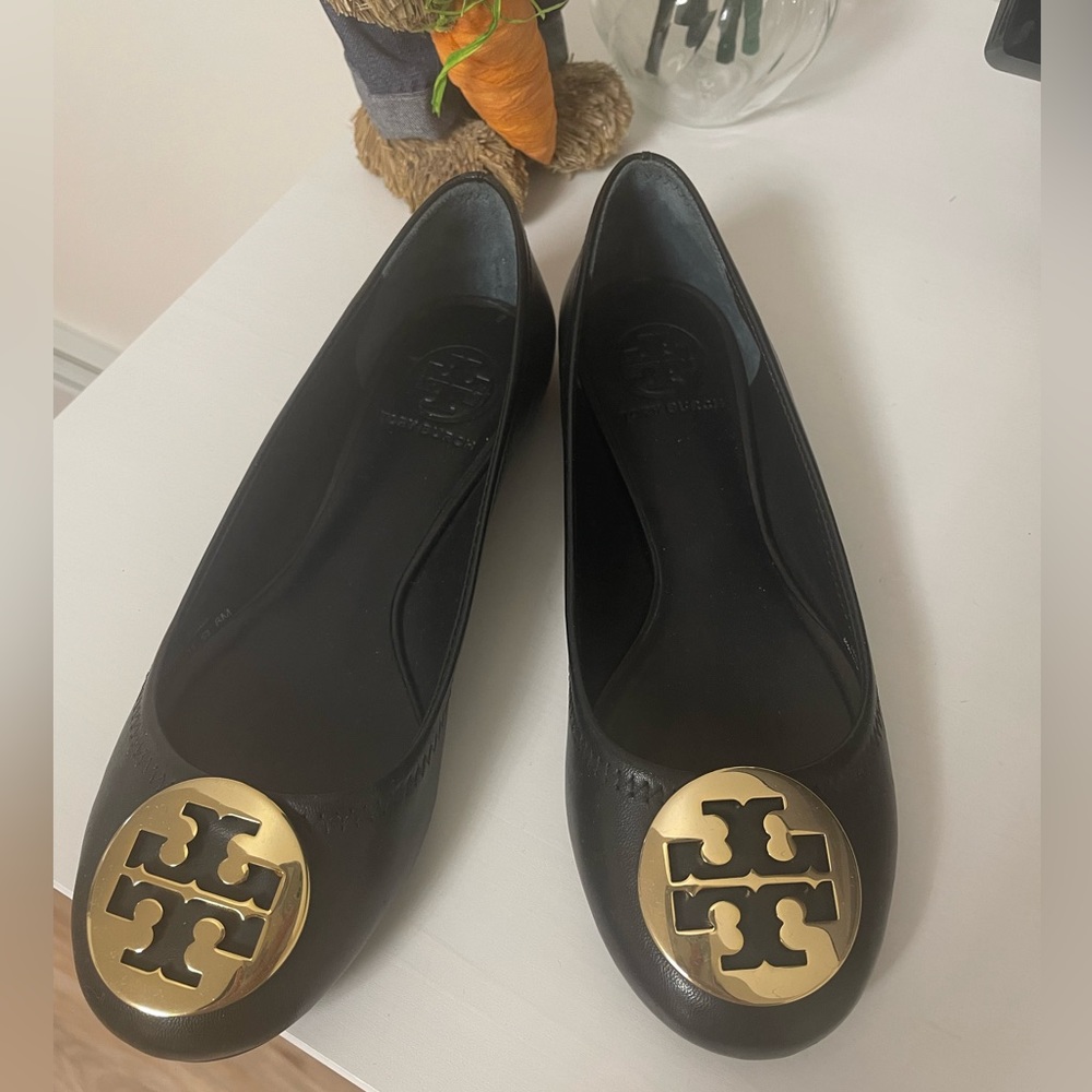 Brand New Tory Burch flat black shoe in size 6